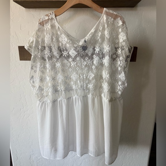 Torrid|White short sleeve Lace Overlay Top,size 4X•••plus size dressy blouse - Picture 4 of 9